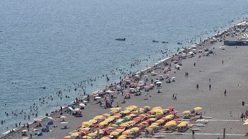 Antalya'da yüksek nem ve sıcak hava sahilleri kalabalıklaştırdı