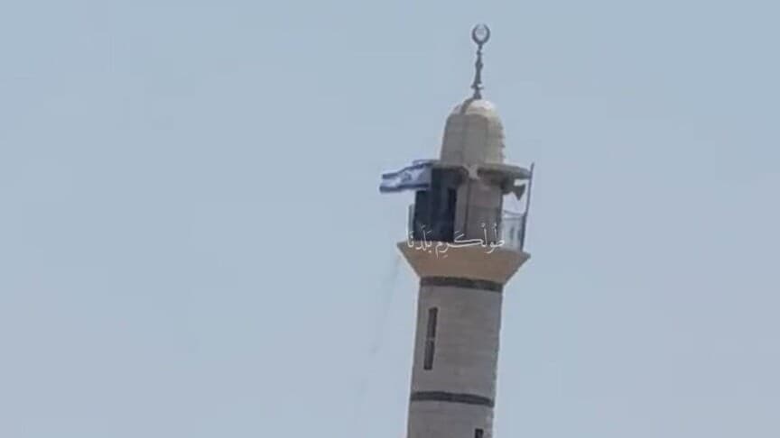 İsrail ordusu, Batı Şeria'daki bir caminin minaresine bayrak astı
