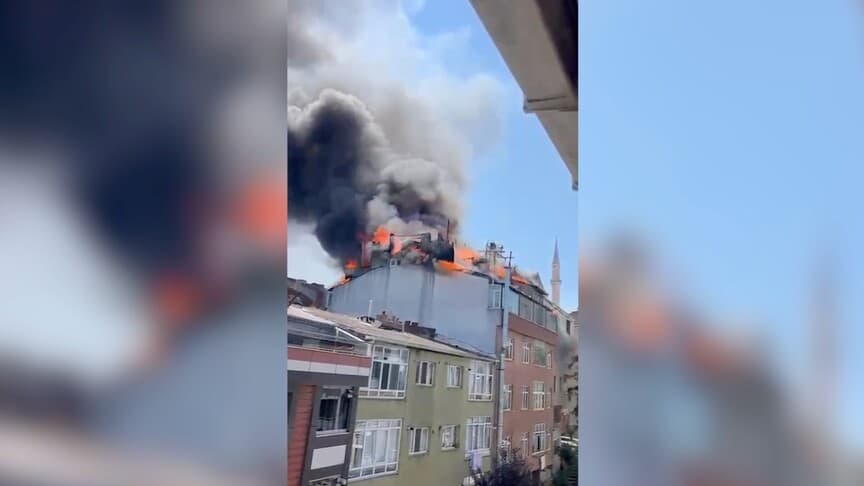 Gaziosmanpaşa'da çatı katında yangın söndürülmeye çalışılıyor