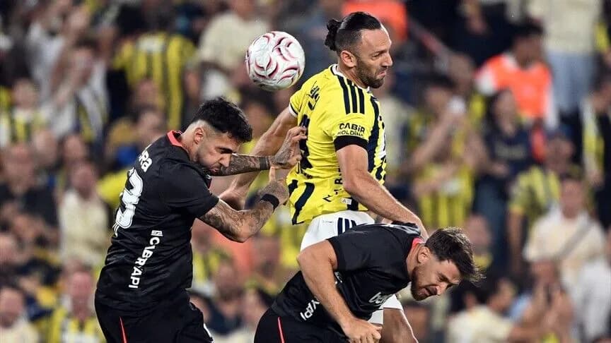 Fenerbahçe ve Beşiktaş, Süper Lig derbisinde Kadıköy'de karşı karşıya geliyor