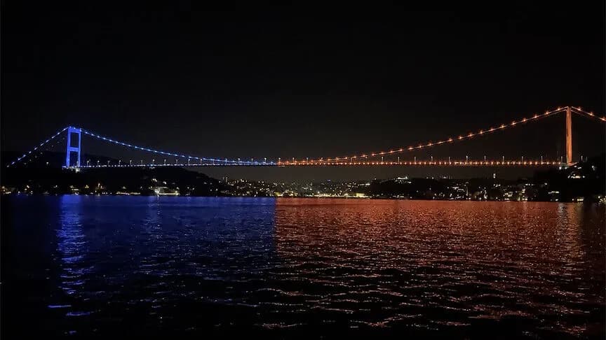 Fatih Sultan Mehmet Köprüsü, omurilik felçlileri için aydınlatıldı