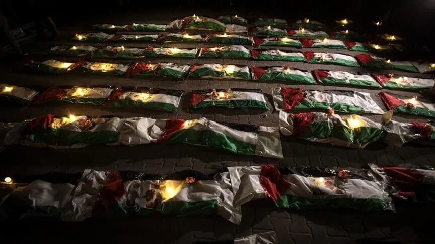 Gazze'de enkazdan çıkarılan 100 Filistinlinin cenazesi defnediliyor
