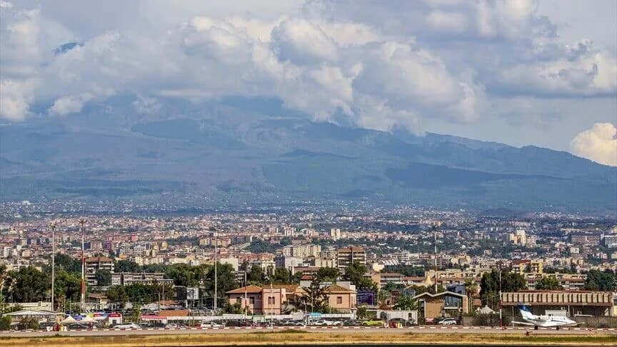 Etna Yanardağı'nın kül püskürtmesi hava trafiğini etkilemeye devam ediyor