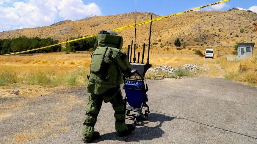 Bomba imha uzmanları, vatandaşların güvenliği için görev yapıyor