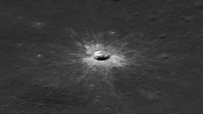 NASA'nın Ay Uydusu, Ay'da büyük bir krater buldu