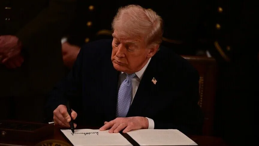 Trump, Rusya'ya yaptırımlar getiren yasayı onayladı