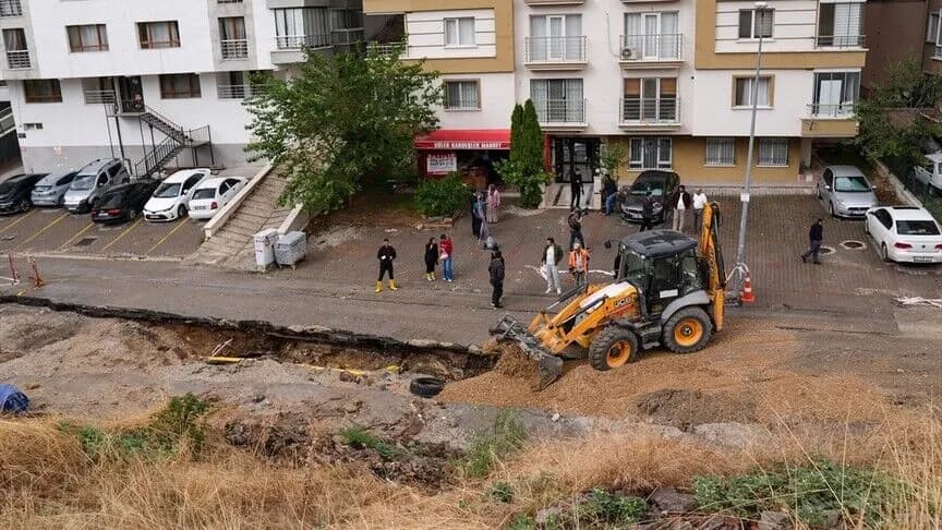 Ankara'da sağanak sonrası çöken yolda onarım çalışmaları devam ediyor