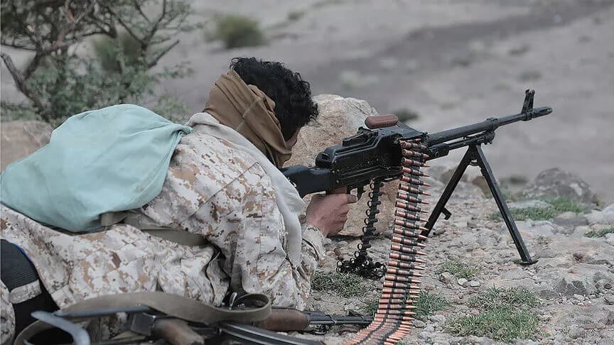 Yemen'de hükümet güçleri Taiz'de Husi hedeflerini vurdu