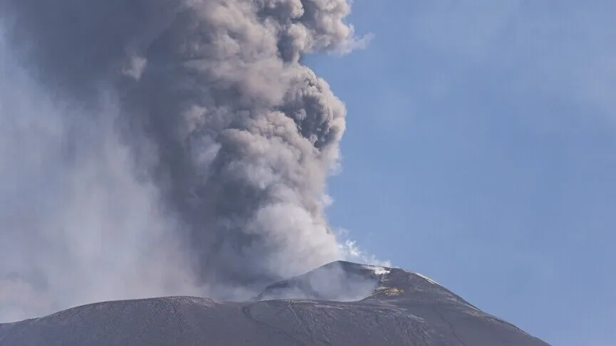 Etna Yanardağı'nın kül püskürtmesi İtalya'da hava ulaşımını etkiledi