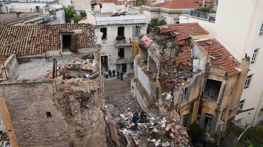 Atina'da yıkılan binada 4 ceset bulundu, 2 kişi kayıp