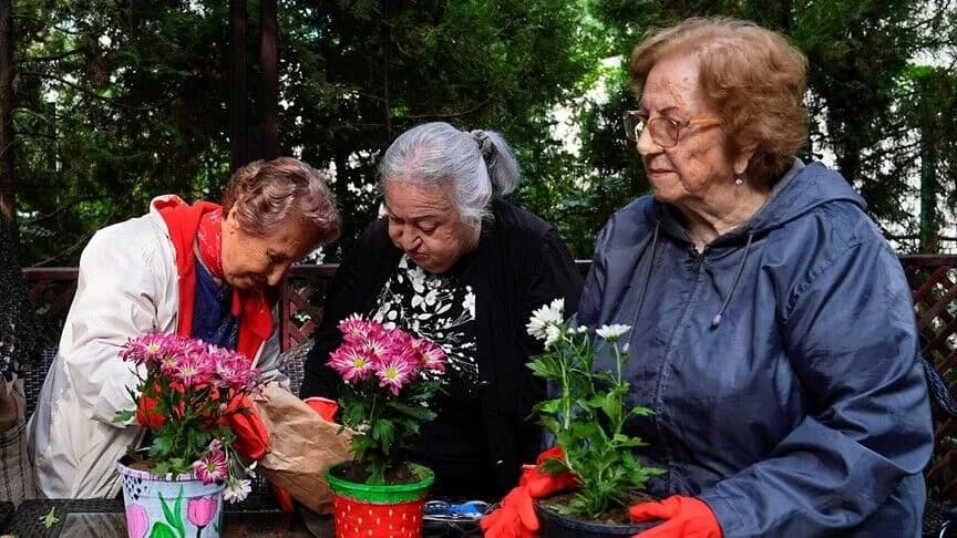 Huzurevi sakinleri mutfak atıklarını kompost gübreye dönüştürdü