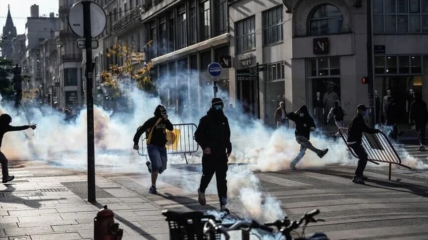 Fransa'da öğrenciler, Eğitim Bakanı ile görüşmenin ardından eylemlerine devam edecek