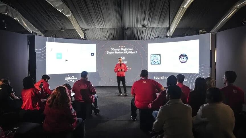 TEKNOFEST'te 'Dünyayı Değiştiren Şeyler Neden Küçülüyor?' Paneli Yapıldı