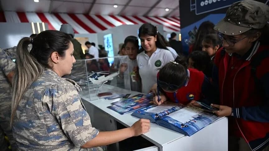 Türk Yıldızları pilotları gençleri havacılığa teşvik etti