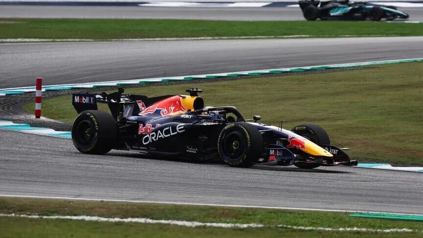 Max Verstappen, Bahreyn Grand Prix'sinde pole pozisyonunu kazandı