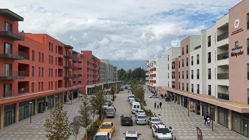 Hatay'da deprem sonrası yeni konut ve iş yerleri açıldı