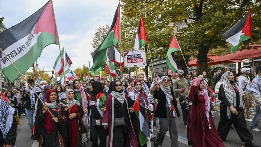 Berlin'de silahlanma, savaş ve zorunlu askerlik karşıtı protesto düzenlendi