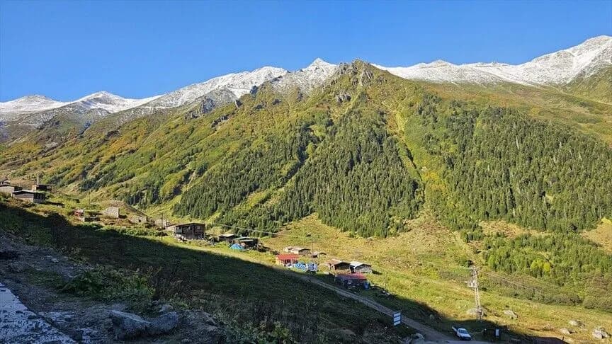 Kaçkar Dağları'nda sonbahar ve kış bir arada görülüyor