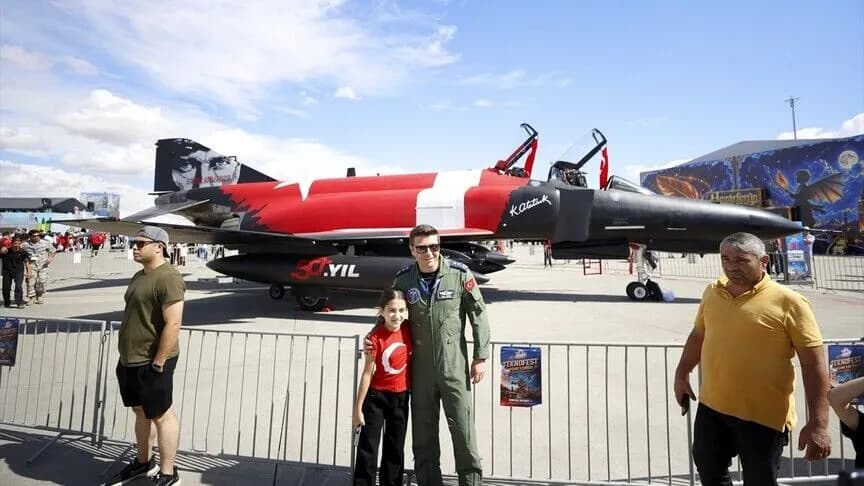 Türk bayrağıyla boyanan F-4E/2020 Phantom savaş uçağı TEKNOFEST Güneydoğu'da sergileniyor