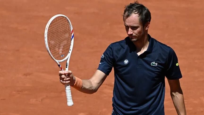 Medvedev, seyirciye top atarak Çin Açık'tan diskalifiye oldu