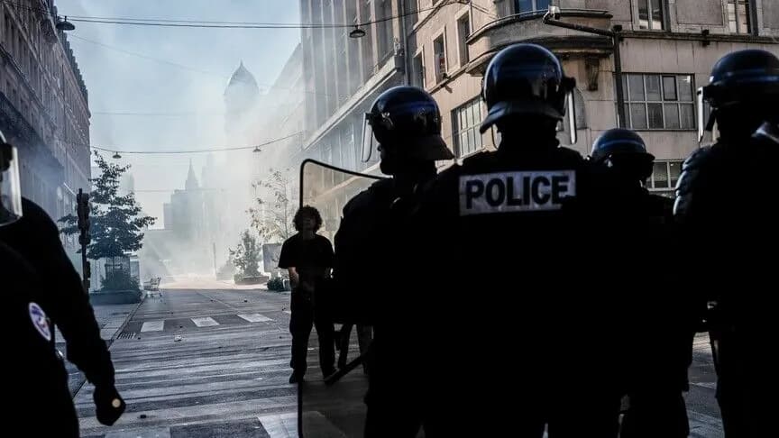 Fransa'da güvenlik güçlerine lise eylemlerinde ses bombası kullanmamaları talimatı verildi