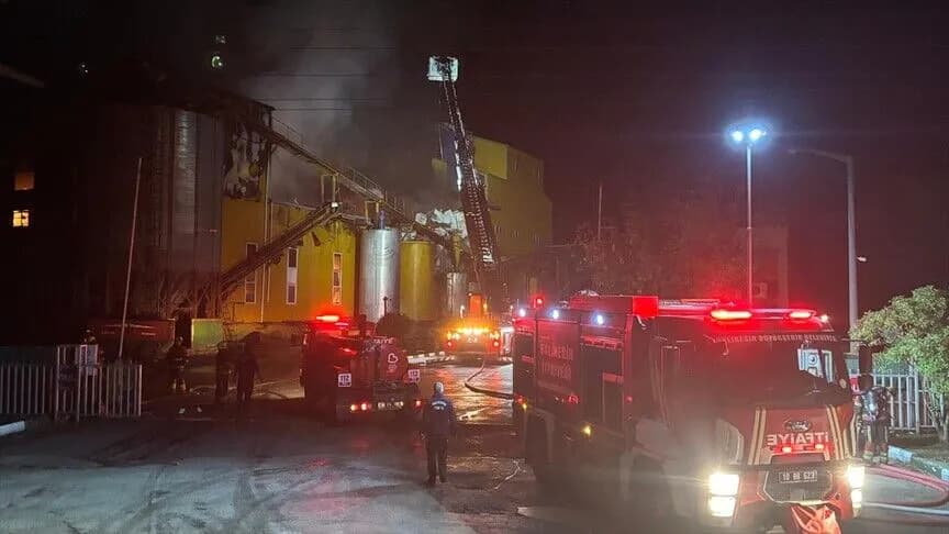 Balıkesir'in Bandırma ilçesindeki yağ fabrikasında yangın çıktı