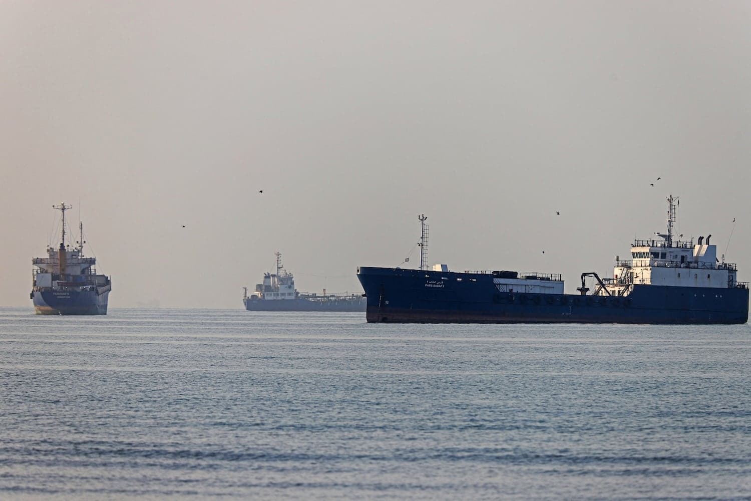 Hormuz Strait Partially Open as U.S. Adopts Russian Shipping Tactics