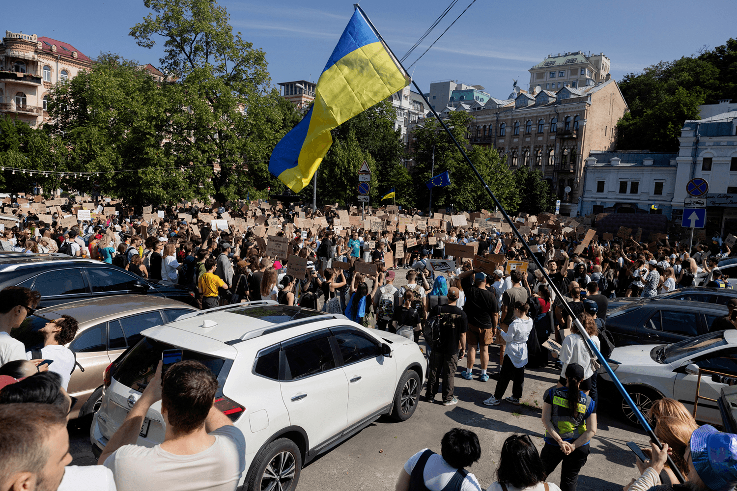 Mass Protests in Ukraine Prompt Reversal of Minister's Dismissal by Zelensky