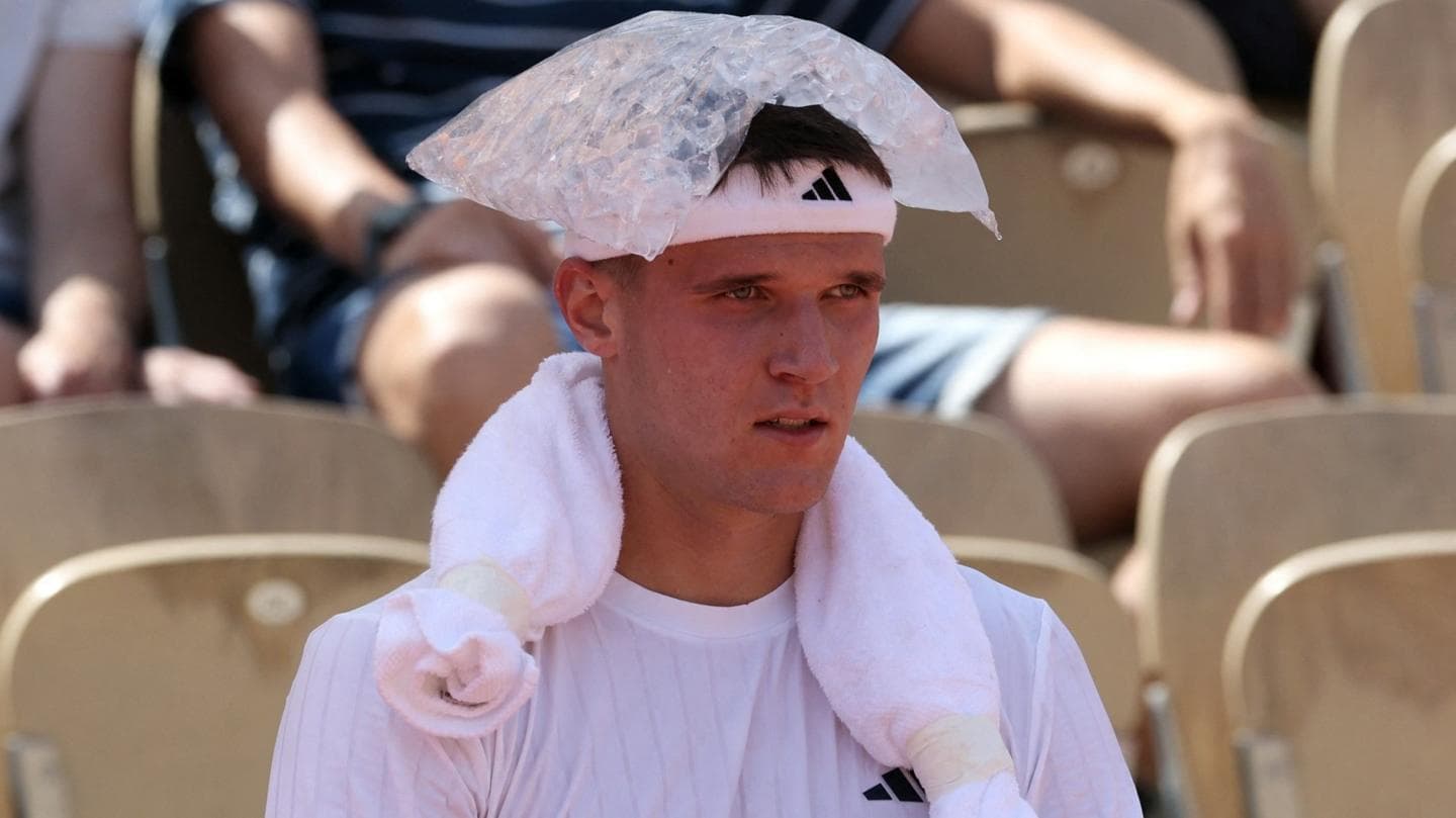 Jakub Mensik Collapses During French Open Amid Ongoing Heatwave