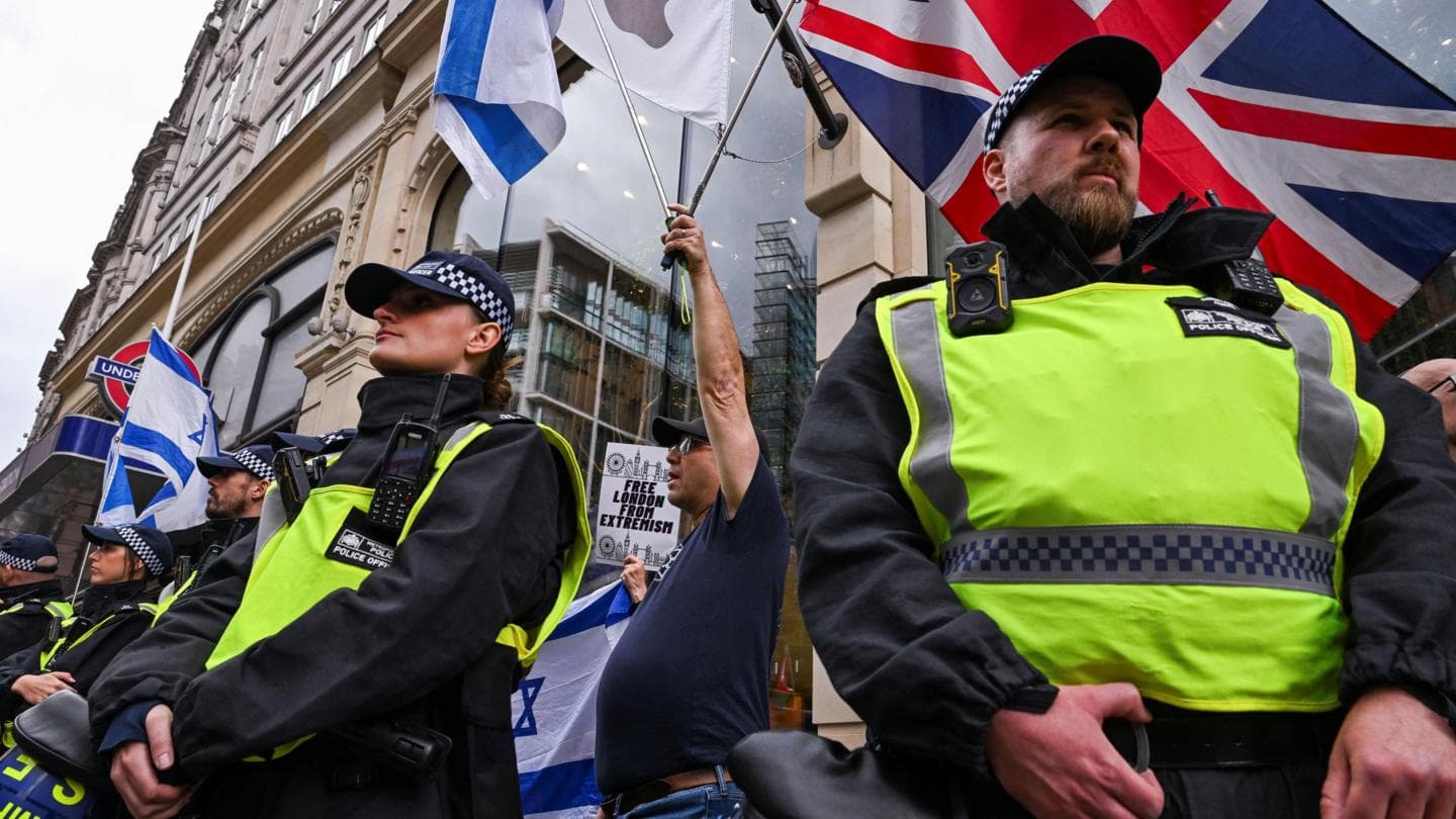 Police Operation Prevents Clashes Between Rival Protesters in London