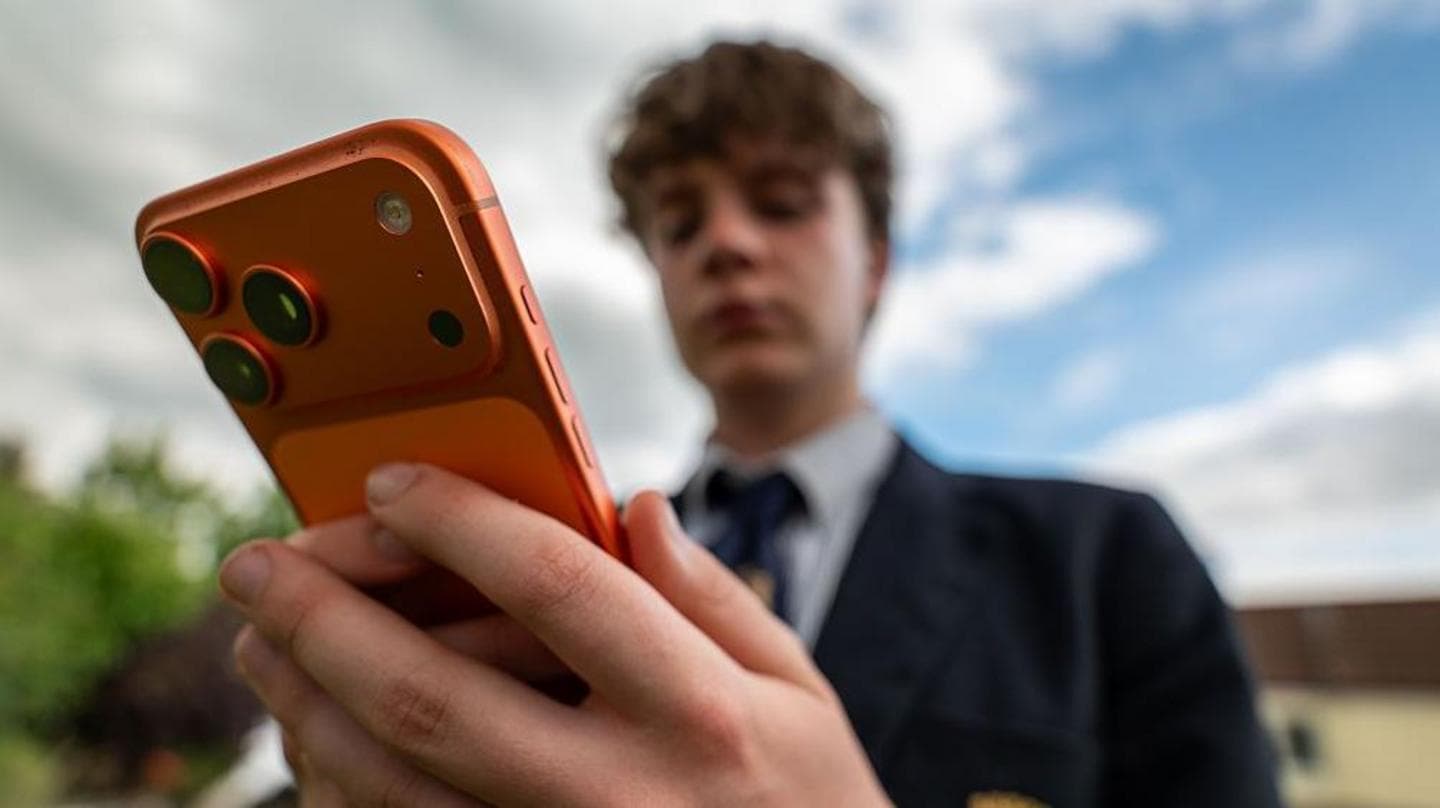 Top Doctors Warn Social Media Use Among Youth Comparable to Smoking Risks