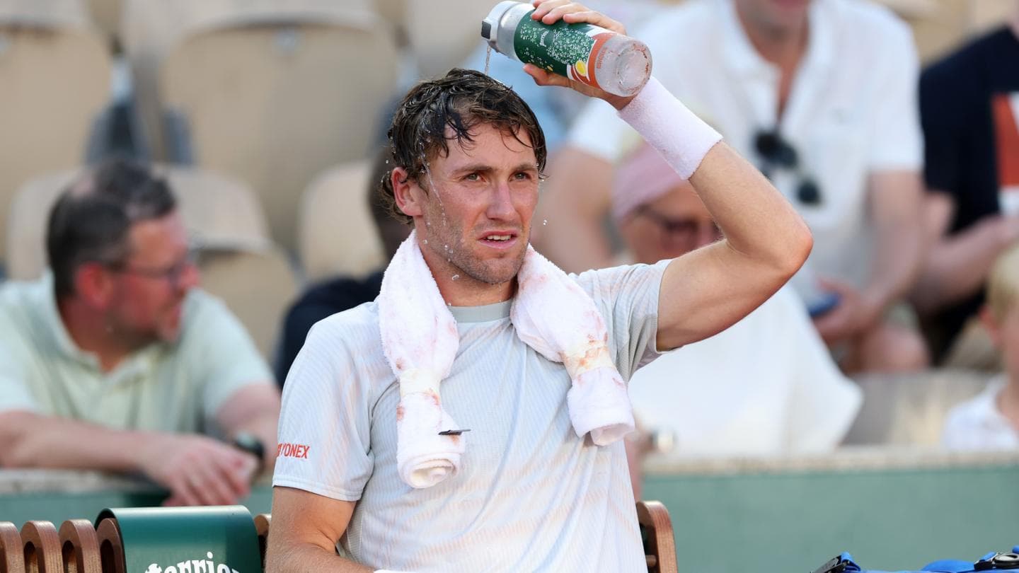Casper Ruud Battles Heat to Advance in French Open Second Round