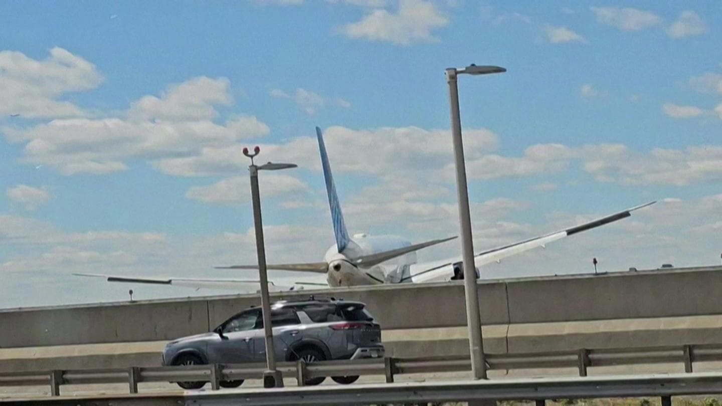 One injured after plane hits truck while landing in Newark