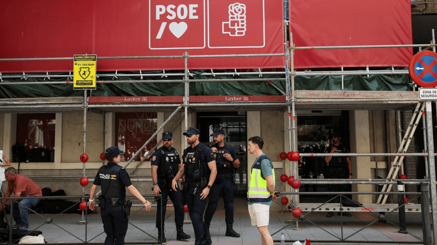 Spanish Police Conduct Raids at Socialist Party Headquarters Amid Corruption Investigation