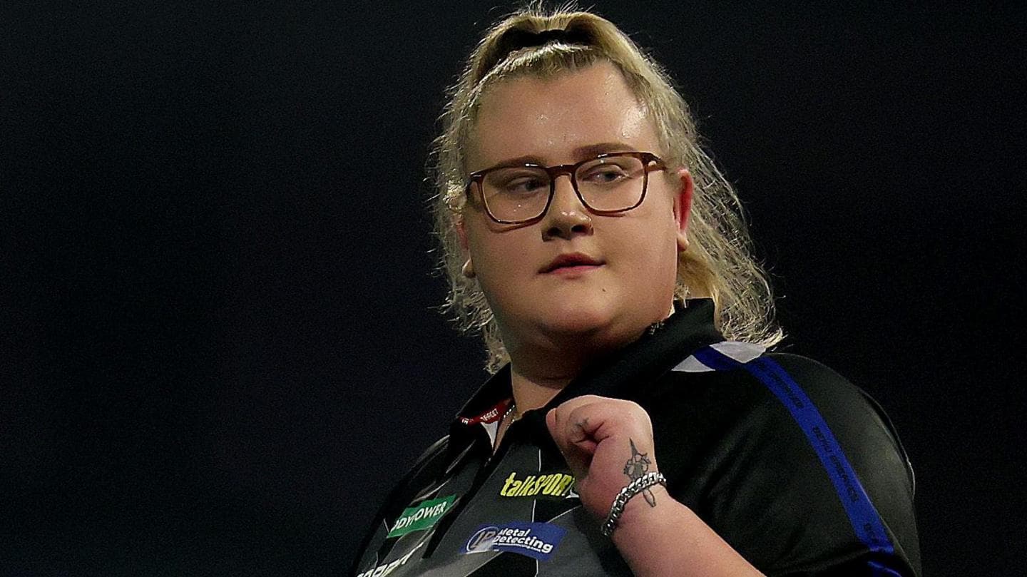 Greaves becomes first female PDC title winner