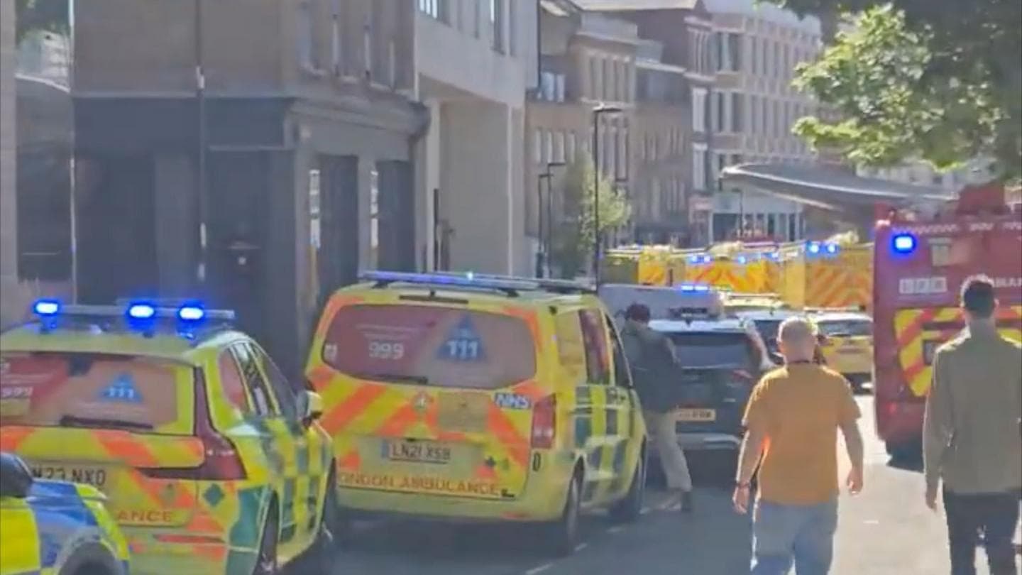 Farringdon station shut due to suspected gas leak