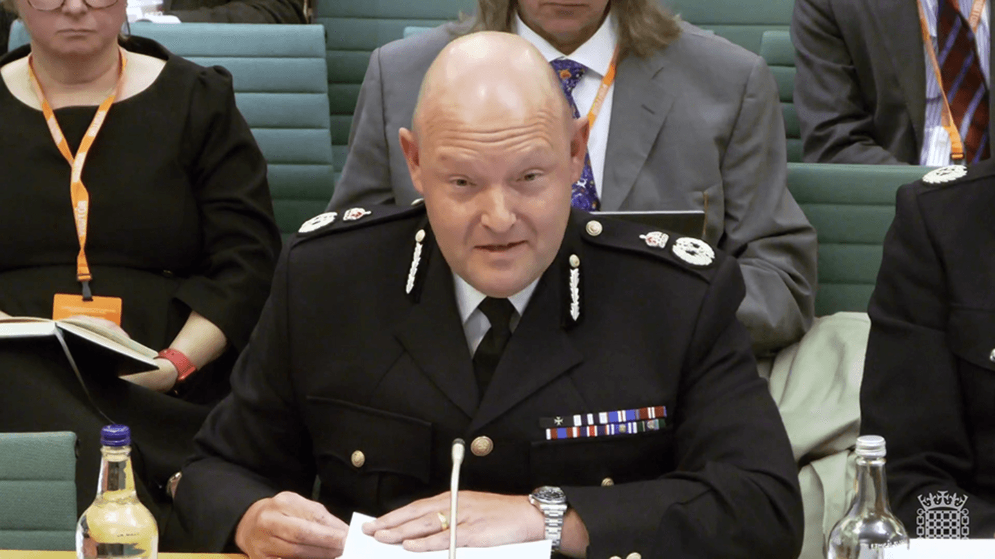 Minister 'horrified' police chief still in job