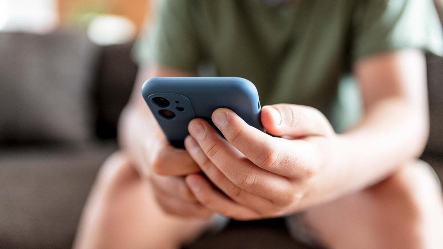 Starmer urges Apple and Google to restrict nude images on children's devices