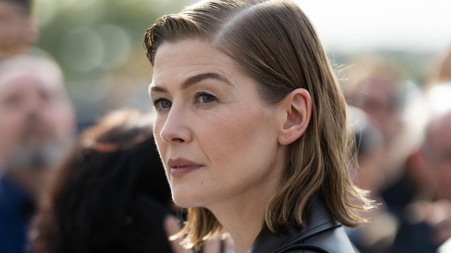Rosamund Pike Addresses Audience Member Using Phone During Performance