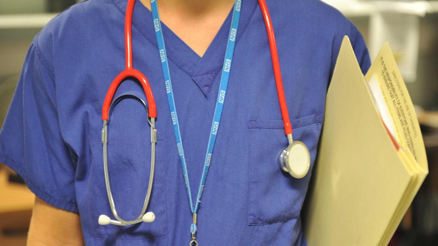 Report suggests banning NHS staff from wearing pro-Palestinian badges
