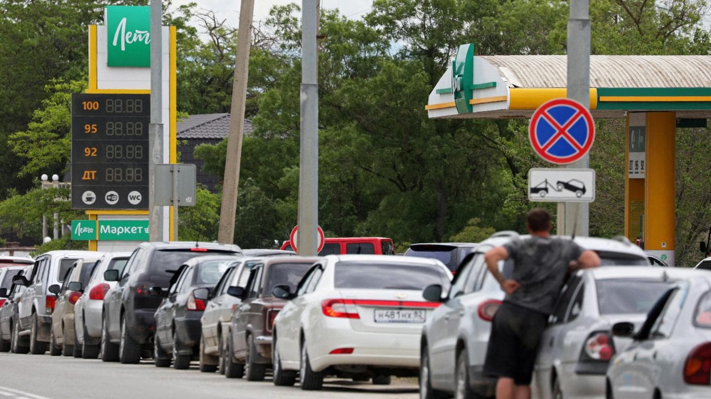 Fuel Sales Suspended in Occupied Crimea as Ukraine Strikes Oil Facilities