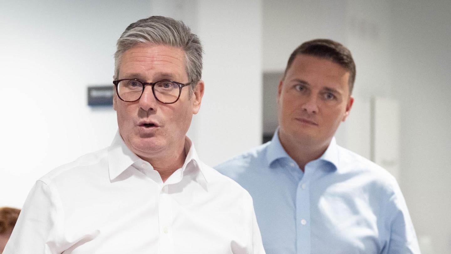 Starmer to Confer with Streeting Amid Leadership Crisis in Labour Party