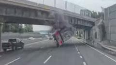 Dashcam Footage Captures Lorry Collision with New York Overpass