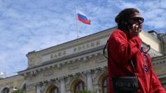 Russians Increasingly Rely on Cash Amid Economic Strain from Ongoing War