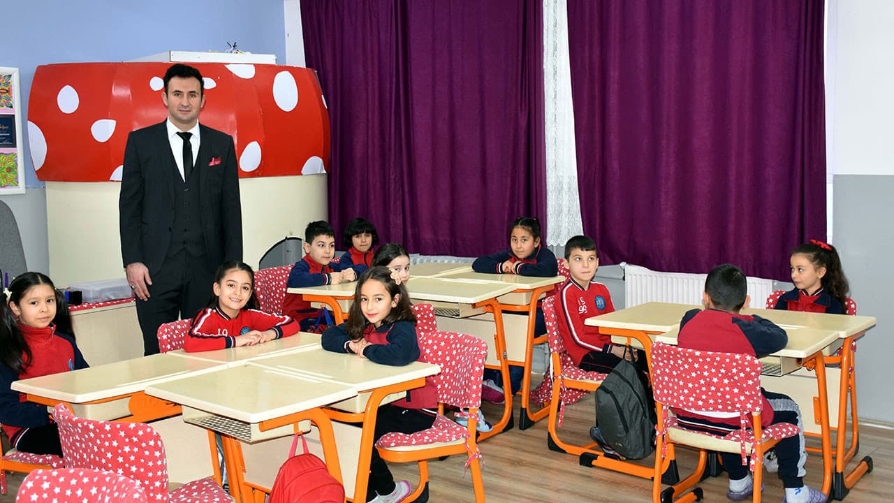 Okullarda yarıyıl tatili için son ders zili yarın çalacak: Yaklaşık 18 milyon öğrenci yarın karne alacak