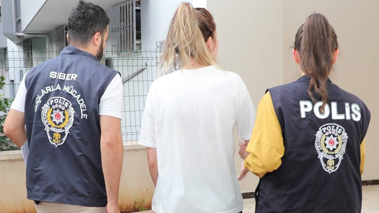 Cumhurbaşkanı'na hakaret iddiasıyla gözaltına alınan kadına ev hapsi verildi