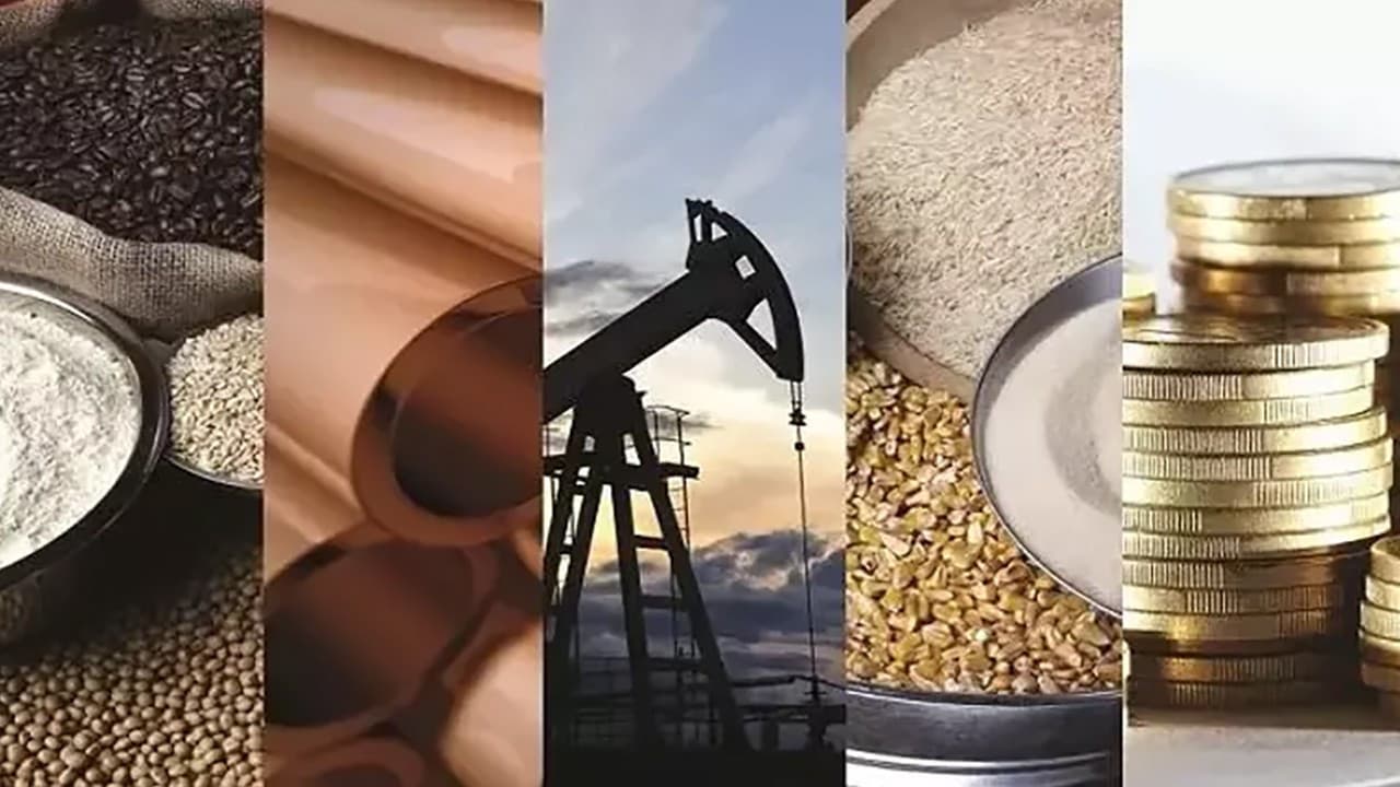 Petrol fiyatları düştü, dolar değer kazandı: Emtia piyasasında dalgalanma