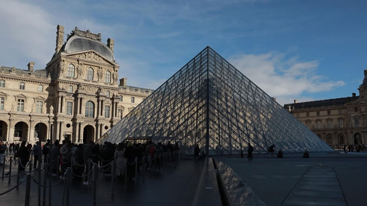 Louvre Müzesi, 9 ay sonra yeniden açıldı ancak mücevherler kayıp