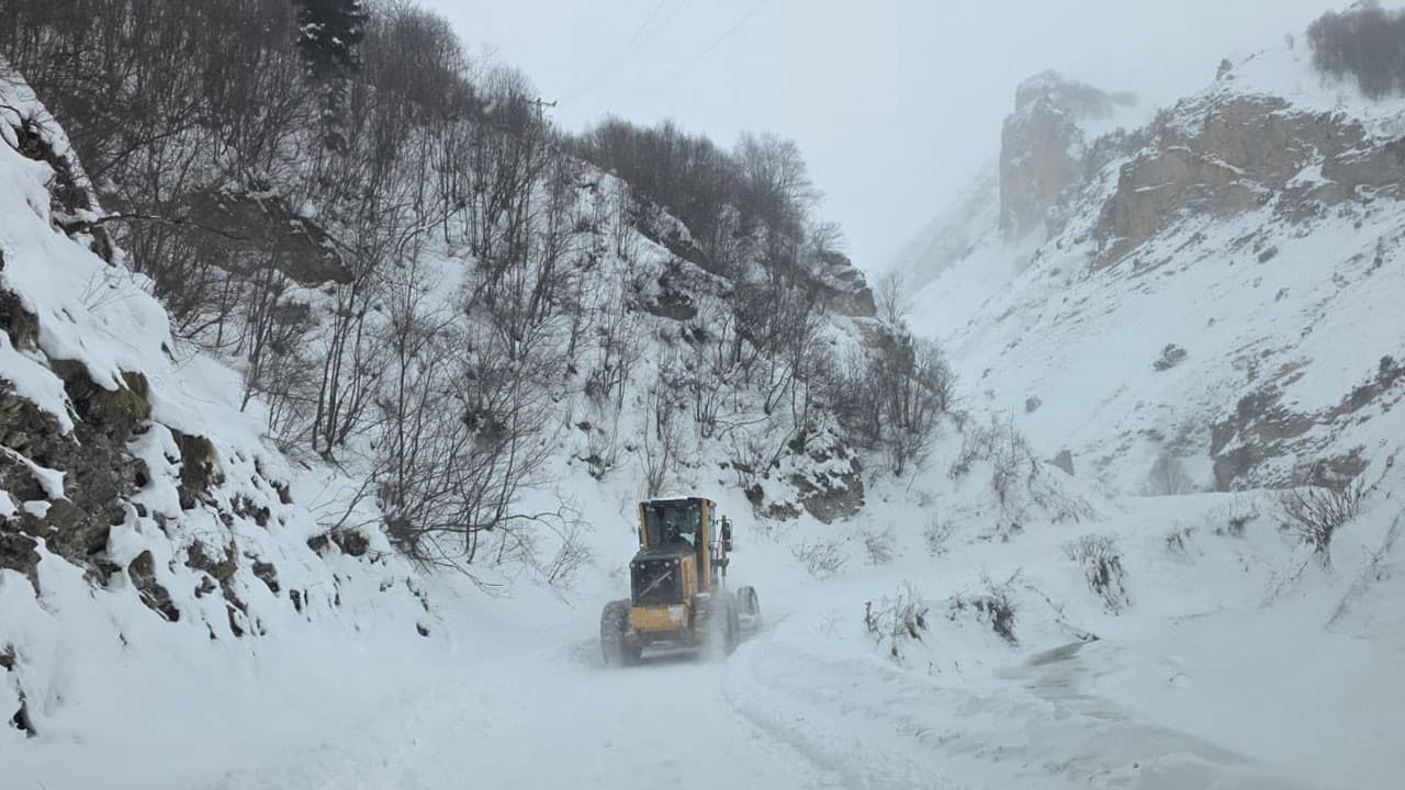 Şırnak-Hakkari yoluna çığ düştü: 40 yolcu mahsur kaldı