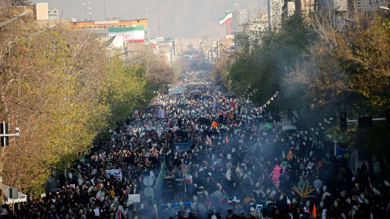 Protestolar sonrası İran'da telefonlar açıldı, internet hâlâ kapalı